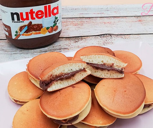 Ricetta Dorayaki Dorayaki i dolci preferiti da Doraemon nel famoso cartone animato giapponese. Noi li andremo a modificare creando una variante più “italiana”, sostituendo la crema di fagioli con la più nostrana Nutella. Il procedimento è molto semplice e veloce, inizio con l’elencarvi gli ingredienti per circa 30 dorayaki (poi dipende dal diametro che andrete a scegliere).